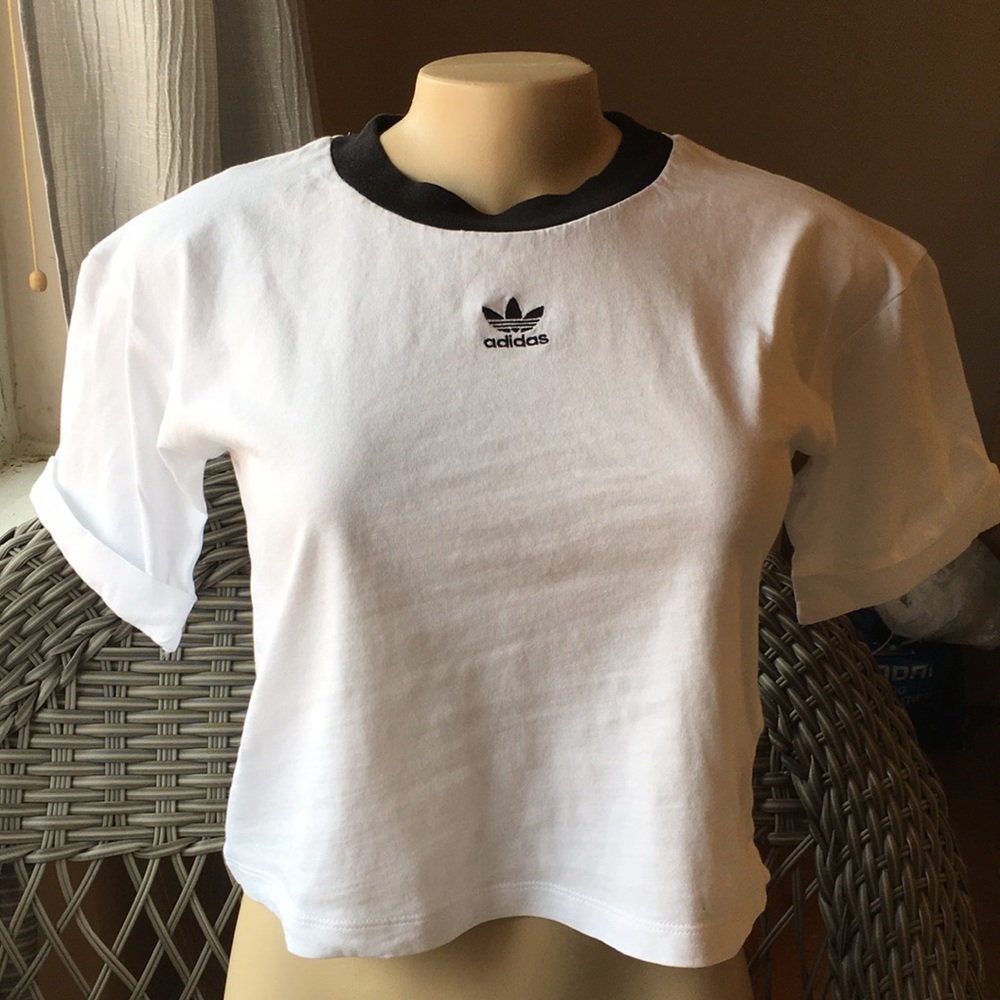 Cropped Adidas T-shirt (Excellent Condition)